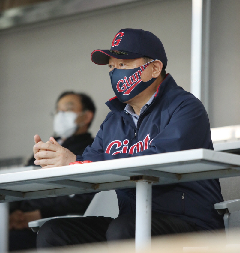 신동빈 롯데 회장, 선수단 격려 차 잠실구장 방문